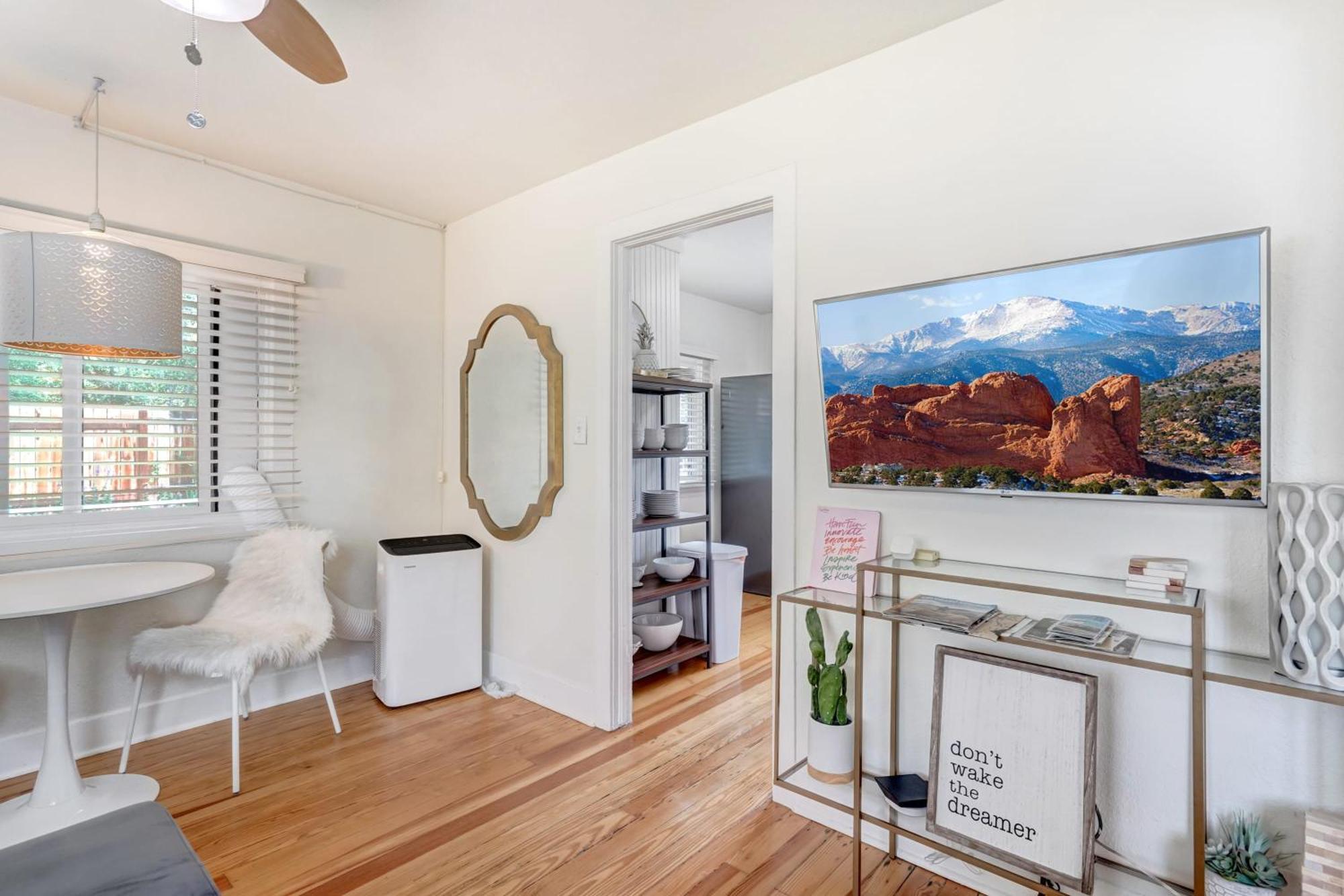 Vintage Tiny House Cute 1Bdrm Big Appeal Villa Colorado Springs Bagian luar foto